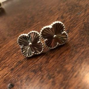 NWT 🎉host pick🎉🎈silver clover earrings